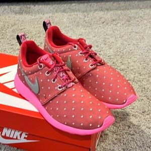 Nike Rosherun Print Valentines Day heart shoes sneakers 677784 606 girls youth